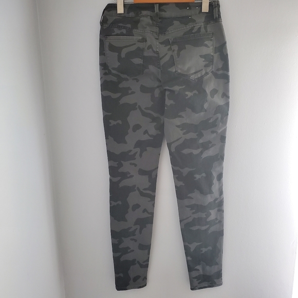 Old Navy Mid-Rise Camo Rockstar Skinny Jeans, 4 - Picture 9 of 9